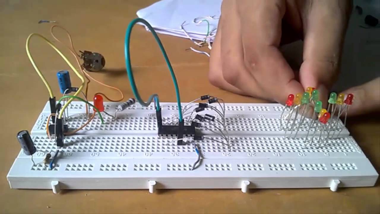 Traffic light circuit using IC 555 theoryCIRCUIT